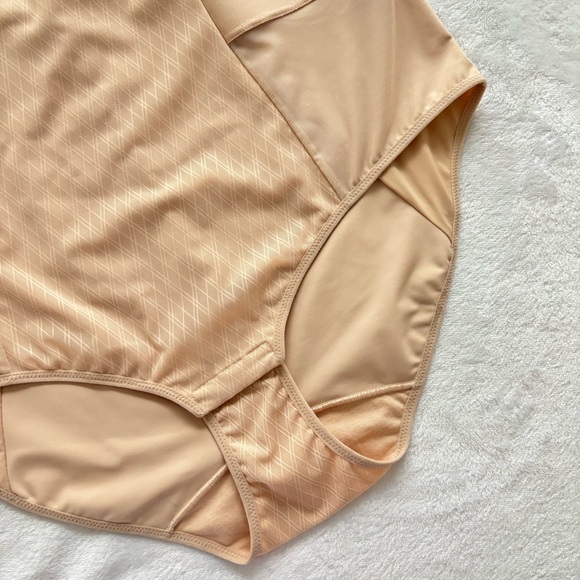 CHANTELLE Smooth Lines Shaping Bodysuit--40C - Picture 7 of 16